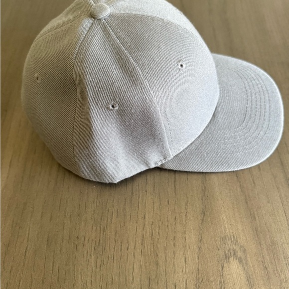 Gray Cap - Picture 2 of 5